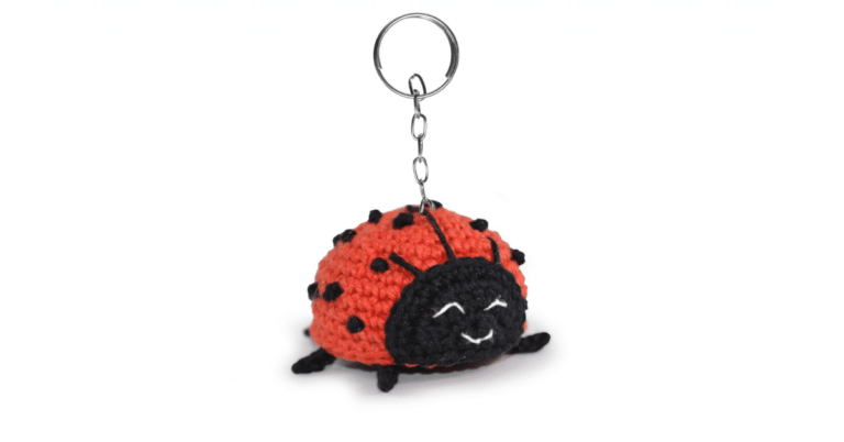 Faça de um jeito fácil o chaveiro amigurumi de joaninha: Passo a passo com gráficos