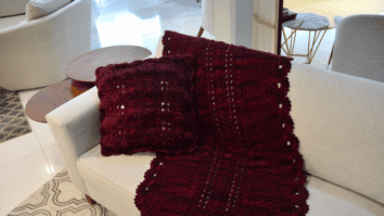 Confortável almofada marsala de tricô: Passo a passo com gráficos