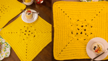 Faça de um jeito fácil o jogo americano quadrado de crochê: Passo a passo com gráficos