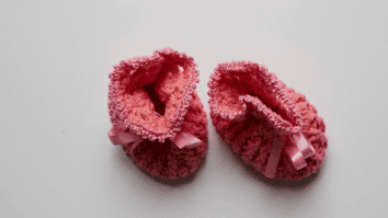 Faça o lindo sapatinho rosa para bebê em crochê: Passo a passo com gráficos