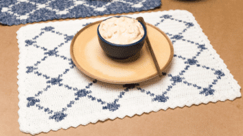 Jogo Americano azul e branco em crochê: Passo a passo com gráficos