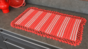 Faça o lindo trilho de mesa vermelho em crochê: Passo a passo com gráficos