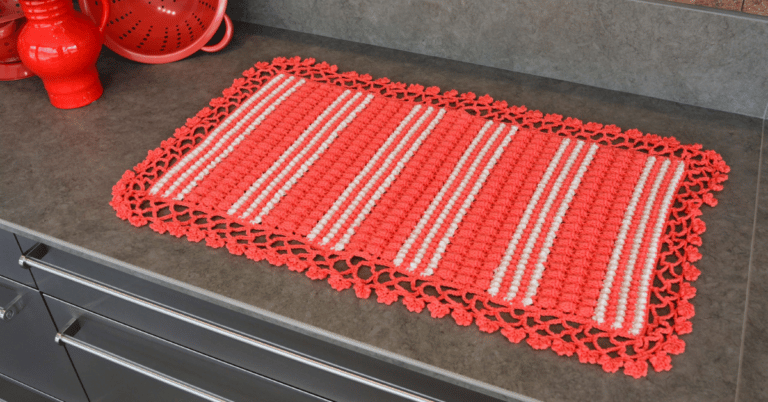 Faça o lindo trilho de mesa vermelho em crochê: Passo a passo com gráficos