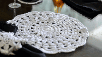 Faça o lindo Jogo Americano Branco em Crochê: Passo a passo com gráficos