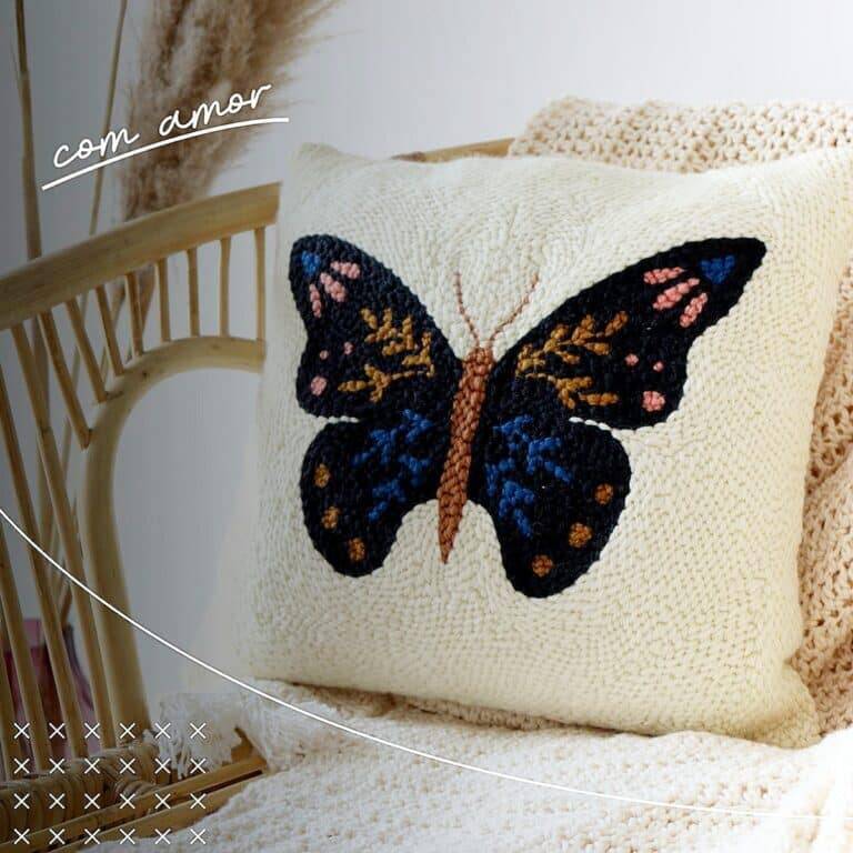 Almofada Borboleta: Punch needle / Bordado Russo