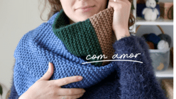 Obs.: O cachecol é tecido com fio duplo, você pode puxar uma ponta de fora e uma de dentro do mesmo novelo ou usar uma ponta de cada novelo. - Com o fio M. Blue e agulhas de tricô, monte 2 pontos na agulha e siga as instruções abaixo: Carreira 1: meia Carreira 2: (meia, laçada) Carreira 3: meia Carreira 4: (meia, laçada) meia até o fim da carreira - Repetir as carreiras 3 e 4 até obter 35 pontos na agulha. -Chegando a 35 pontos, repita as carreiras 1 e 3 por 19 cm. - Troque para a cor Hierro e siga tecendo da mesma forma por 25 cm. - Troque para o Verde e continue tecendo até obter 25 cm de carreiras em verde. - Troque novamente para o Hierro e tricote até obter 25 cm de carreiras em rose. - Troque para o M. Blue e continue tecendo por 19 cm. Agora vamos começar as diminuições: Carreira 1: meia até os últimos dois pontos, 2pjm. Carreira 2: meia - Repetir as carreiras 1 e 2 até ter 2 pontos nas agulhas.