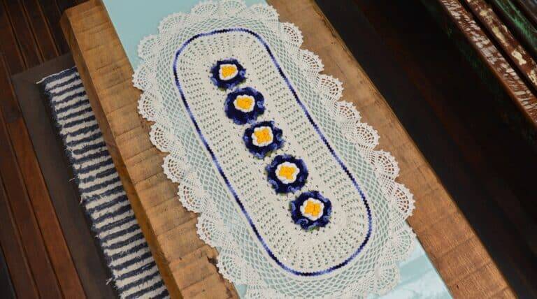 Faça o Trilho de Mesa em Crochê Flores com receita e gráfico