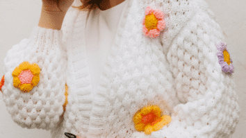 Blusa branca com flores (Cisne Premium)