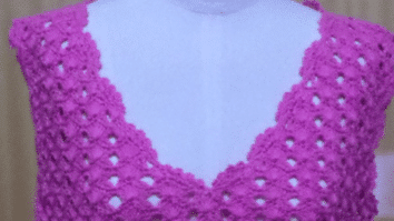 Regata gola V plus size de crochê