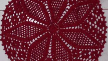 Centro de mesa vermelho de crochê