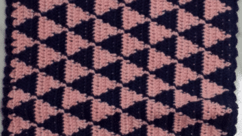 Almofada triângulos rosa e azul - Camilla Fashion