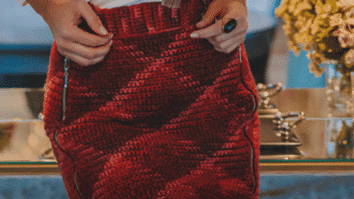 Saia vermelha em color pooling em crochê