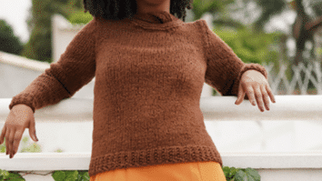 Blusa Marrom com Detalhe no Decote em Tricô