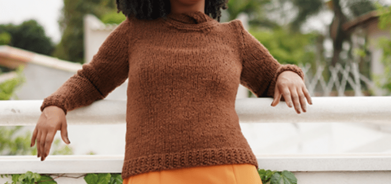 Blusa Marrom com Detalhe no Decote em Tricô