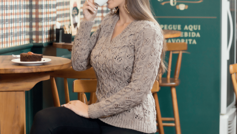 Blusa bege decote ‘V’ em tricô