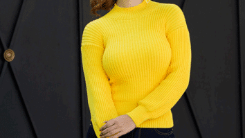 Blusa amarela de tricô gola alta