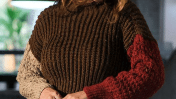 Blusa marrom com mangas bege e vinho de tricô - (Cisne Acalanto)