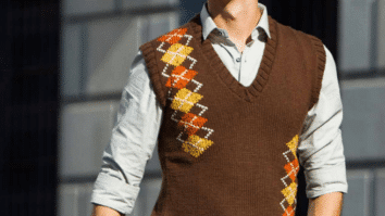 Colete marrom masculino com bordado em tricô