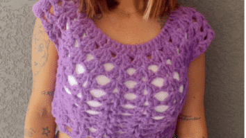 Cropped de crochê em topdown