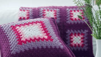 Colcha roxa de crochê degradê
