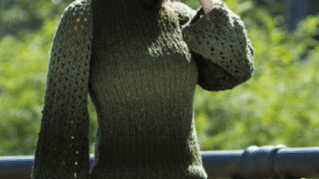 Blusa de tricô verde mangas rendadas (Cisne Dual)