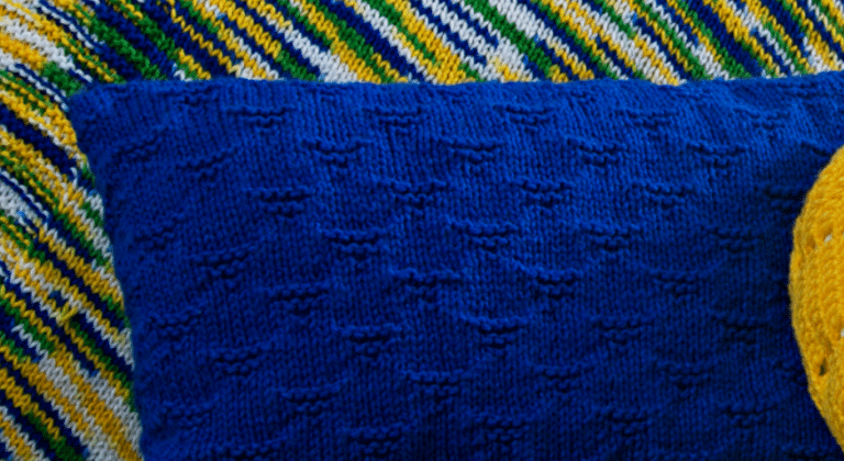Almofada de tricô retangular azul - Cisne D’Primera