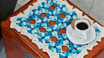 Toalha de bandeja em crochê flores azuis - Super fácil