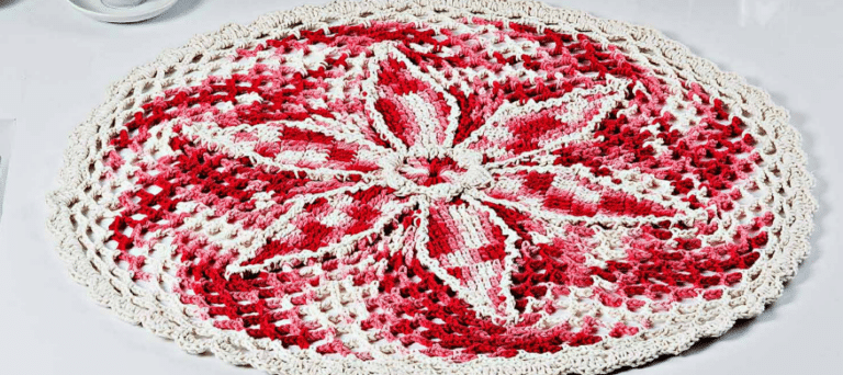 Centro de mesa de crochê floral matizado vermelho