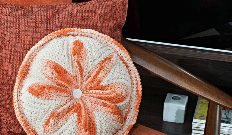 Almofada de crochê laranja e cru floral - Com Gráficos