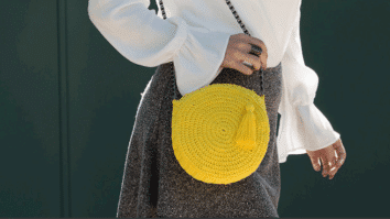 Bolsa de crochê redonda amarela