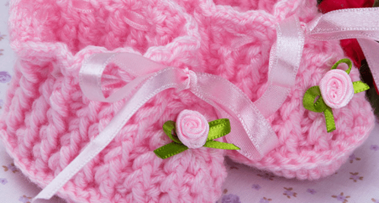 Sapatinho de crochê rosa para bebê