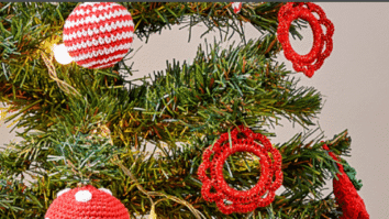 Bolinhas De Natal Listradas em Crochê