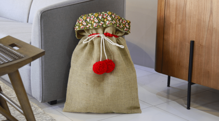 Saco de Presente Natalino em Patchwork com Adoráveis Cãezinhos Festivos