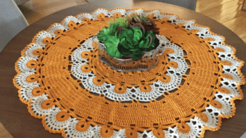 Veja o Centro de Mesa em Crochê Laranja- Simples e Bonito