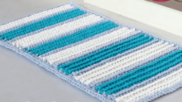 Dê um toque exuberante e sofisticado à sua casa com um tapete de crochê tricolor em jade! Este guia irá orientá-la pelos passos para criar um tapete