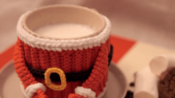 Roupa de Caneca de Natal em Crochê