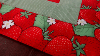 Trilho Morangos em Patchwork: Uma Deliciosa Expressão Artesanal