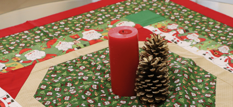 Encanto Florestal: Toalha de Natal em Patchwork