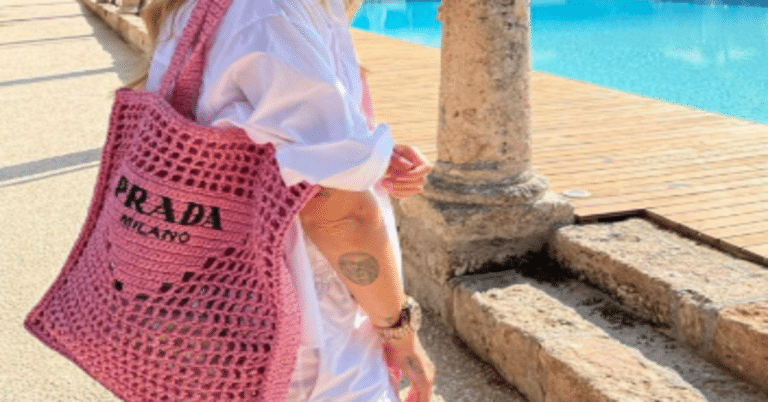 Crochê se destaca como tendência em bolsas de MARCA! Confira os modelos