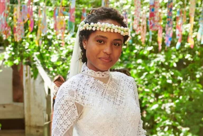Maria Santa da Novela Renascer Usa um Lindo Vestido de Noiva em Crochê