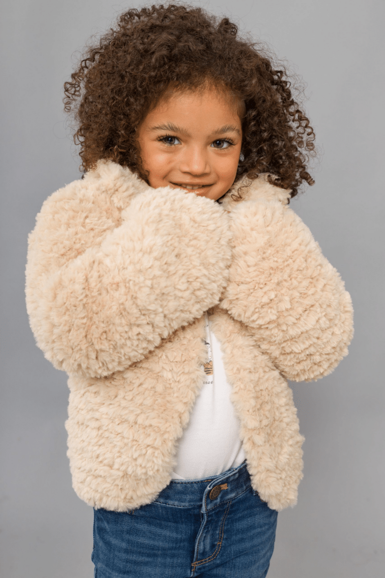 O Casaco Clássico Infantil de Tricô para Outono/Inverno!