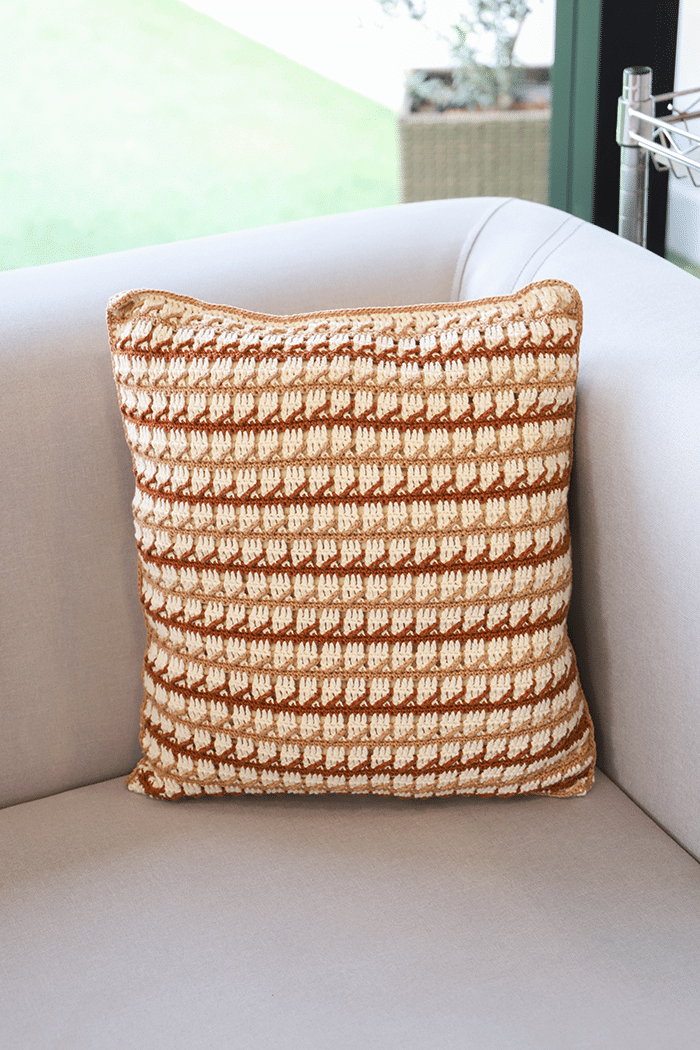 Elegância em Tons Neutros: Almofada de Crochê Castanha!