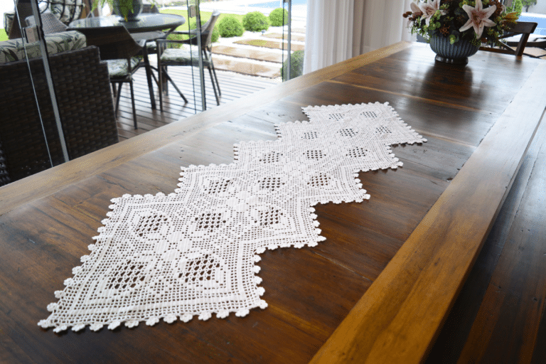Trilho de Mesa em Crochê Filé Merengue: Delicadeza e Sofisticação na Decoração