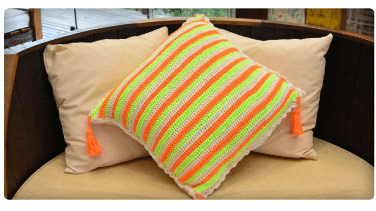 Almofada de Crochê Neon Listras: Adicione Cor e Estilo à Sua Decoração