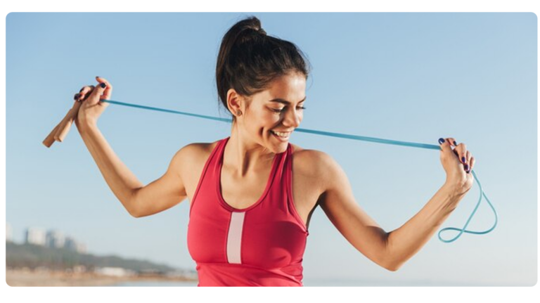 Pular corda: o exercício que vale um treino inteiro e ainda combate o estresse