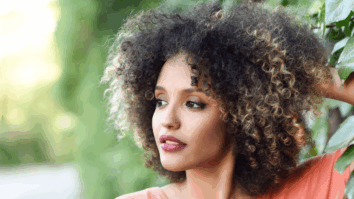 Tudo que você precisa saber para cuidar dos cabelos cacheados e crespos com eficiência