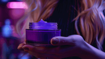 Mulher loira segurando um pote de creme de máscara matizadora