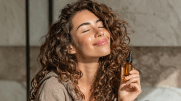 Imagem gerada por IA de uma mulher de cabelos cacheados feliz com óleo capilar em uma das mãos