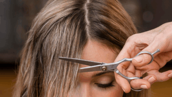 Foto de mulher cortando o cabelo em um salão