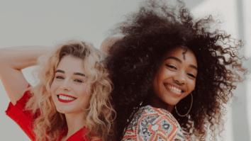 Imagem de duas mulheres, uma com cabelo cacheado e outra com cabelo crespo